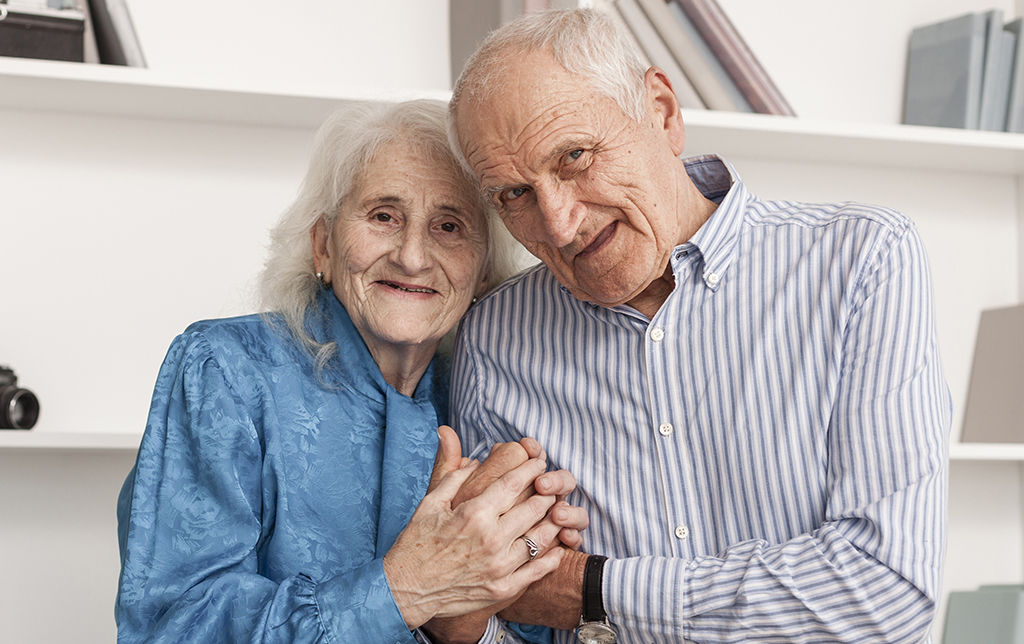 Conseiller O'life accompagnant un couple de seniors